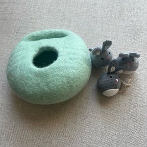 ✨ SOLD✨Lovevery Bunnies in a Burrow